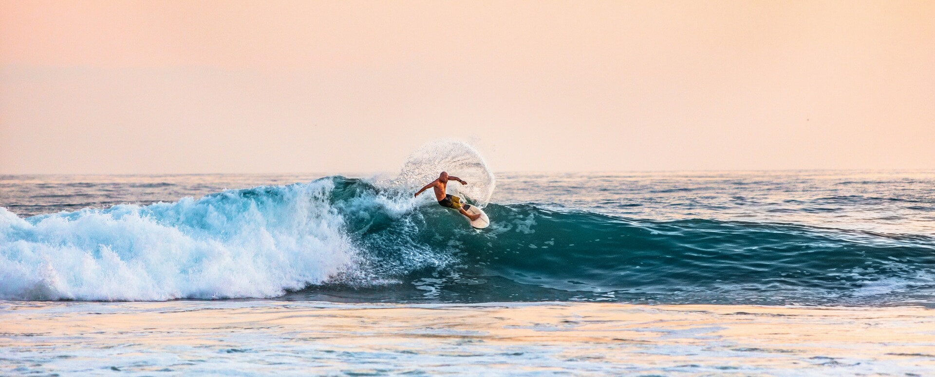 2- Faites du surf sur Kuta Beach - Bali