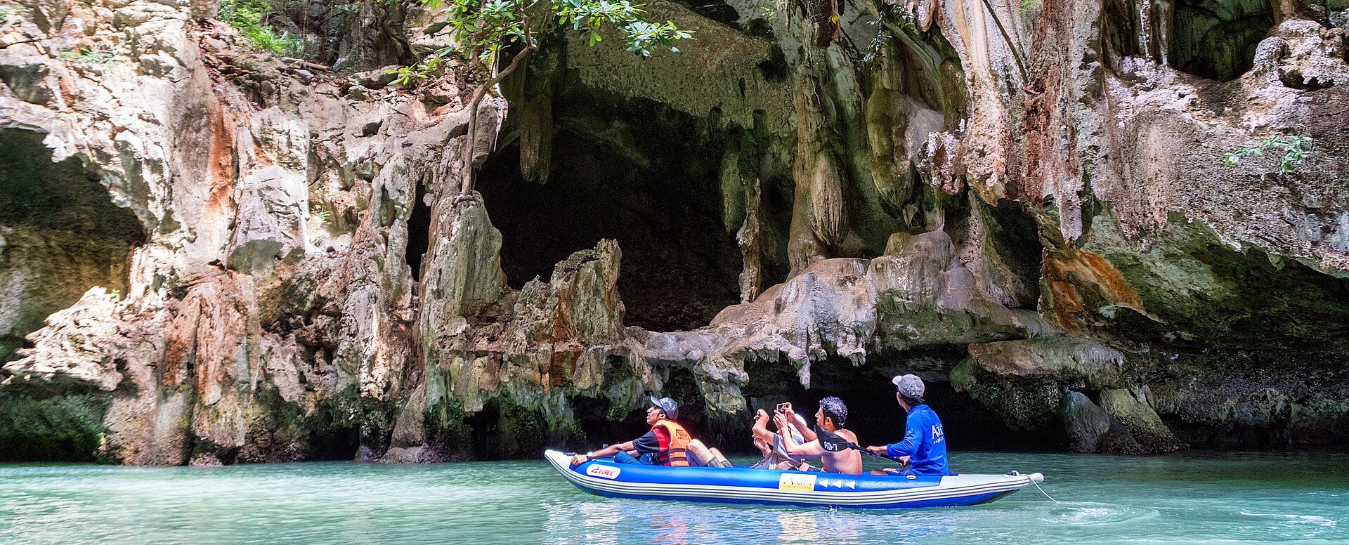 6. Faire une excursion en kayak dans la baie de Phang Nga - Thaïlande