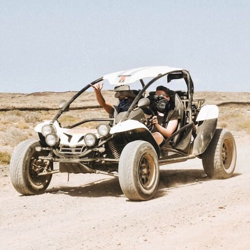 Buggy dans le Désert de pierres et les montagnes de Jbilets