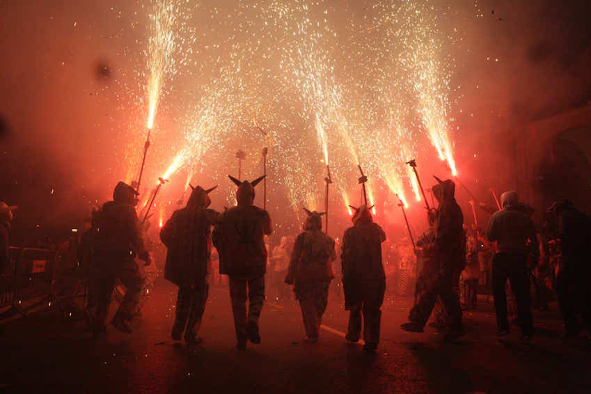 La fête de la San Juan des feux de joie dans toute l'Espagne Villanovo