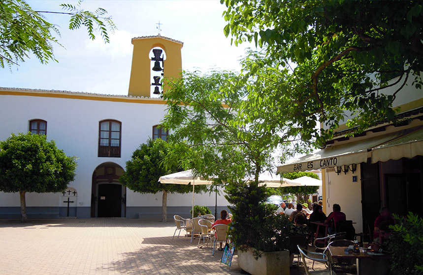 Explorez le centre-ville aux mille couleurs de Santa Gertrudis 