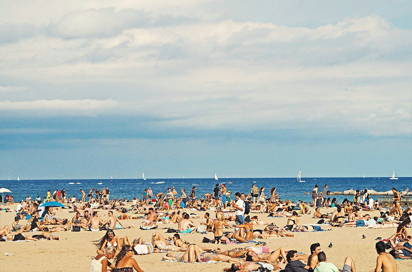 Été : Festivals et plages animées