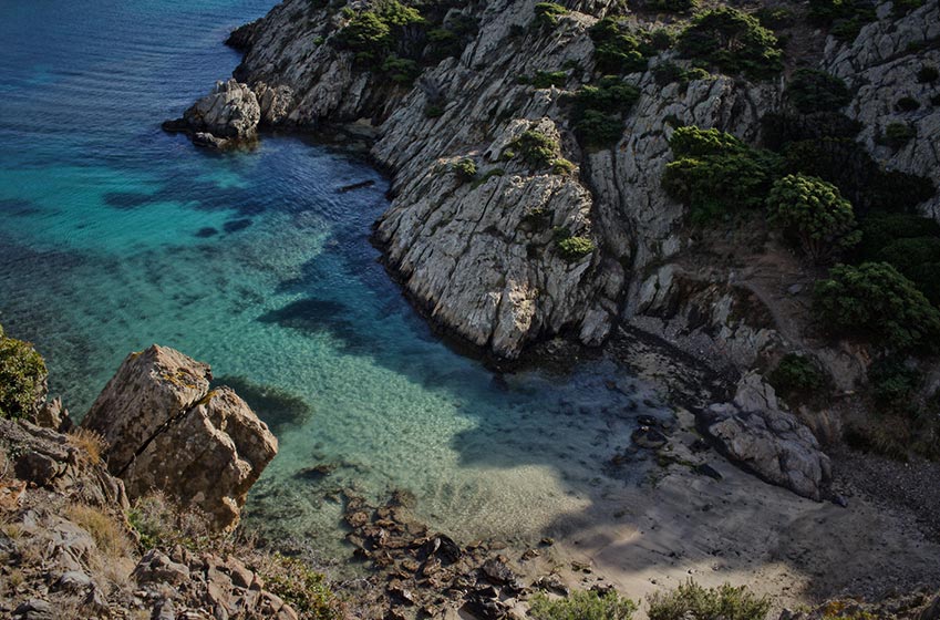 Un village blanc entre mer et montagnes