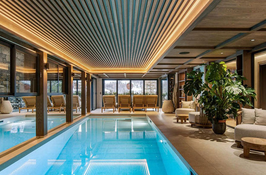 8 chalets d’exception avec piscine intérieure dans les Alpes