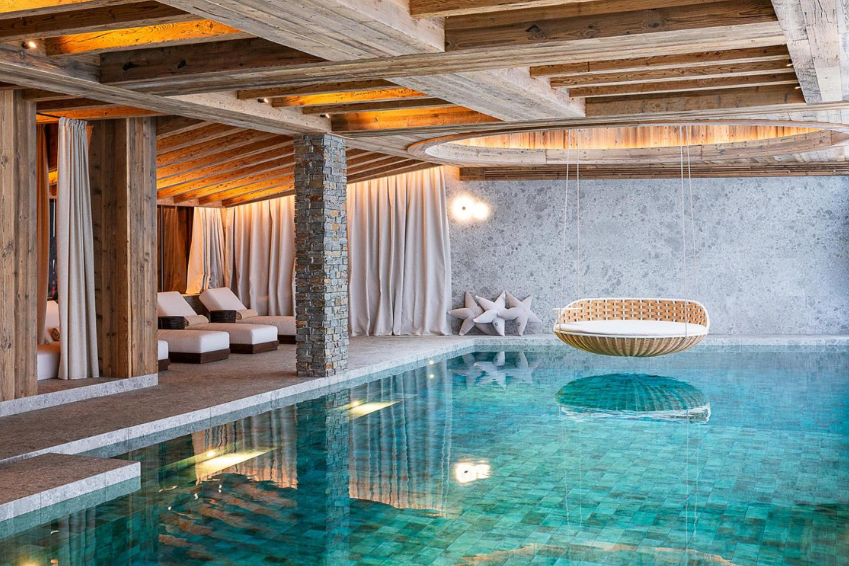 8 chalets d’exception avec piscine intérieure dans les Alpes