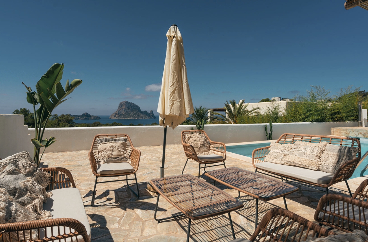 Villa White Pink à Ibiza : piscine à débordement avec vue