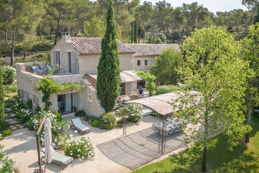 Mas Soélie en Provence : piscine naturelle au pied des Alpilles