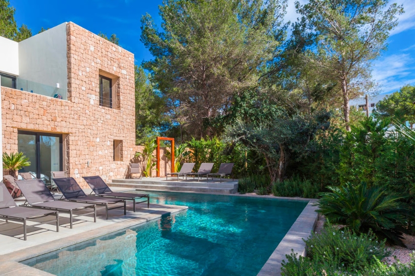 Villa Sarga à Ibiza : piscine privée et accès direct à la plage