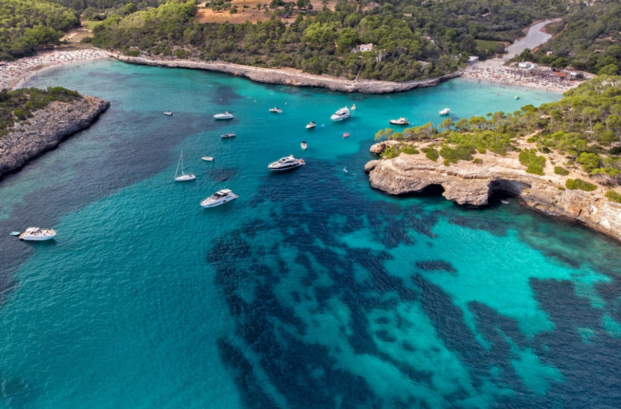 Été : criques turquoise et ambiance méditerranéenne de juin à août