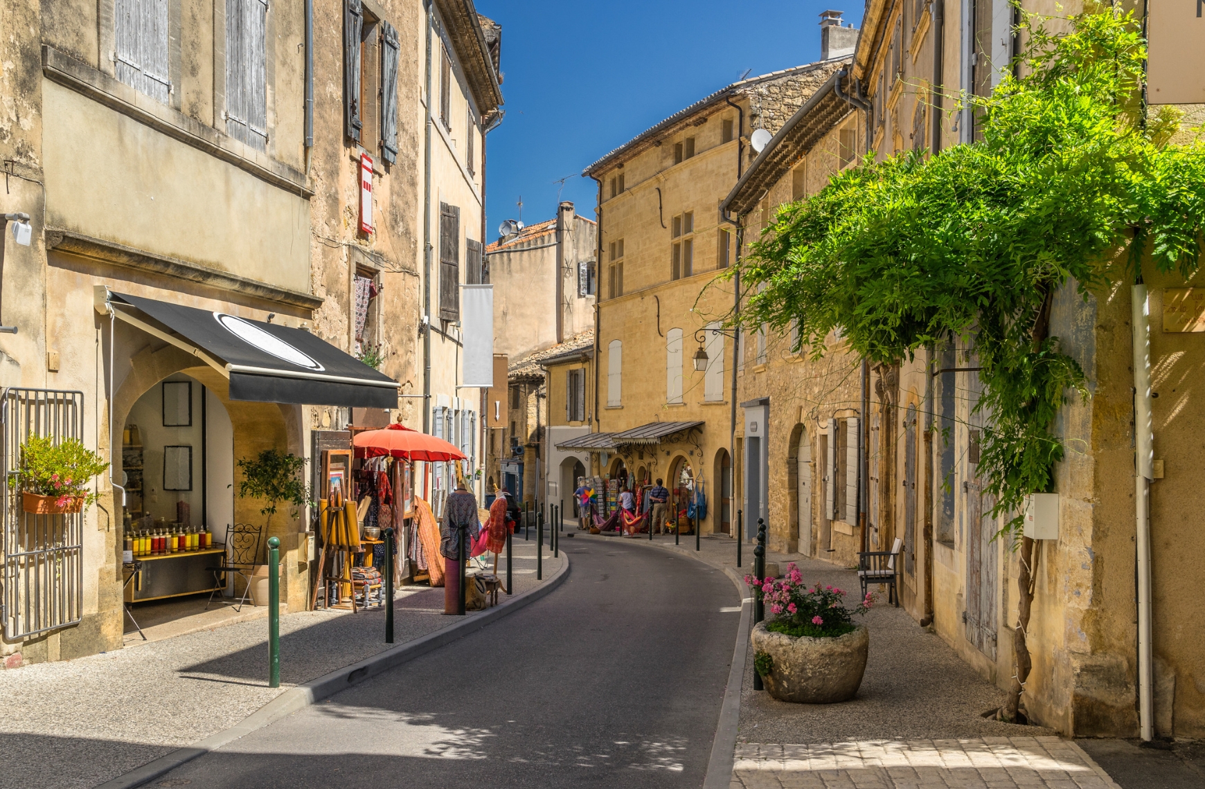 Lourmarin : héritage culturel et marché du sud de la France