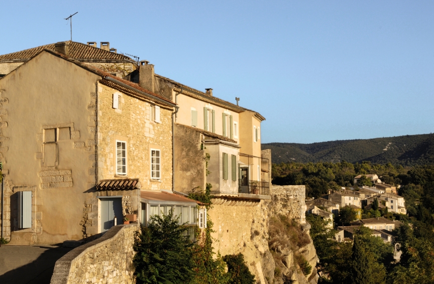 Ménerbes : ville de culture, vignobles et art de vivre