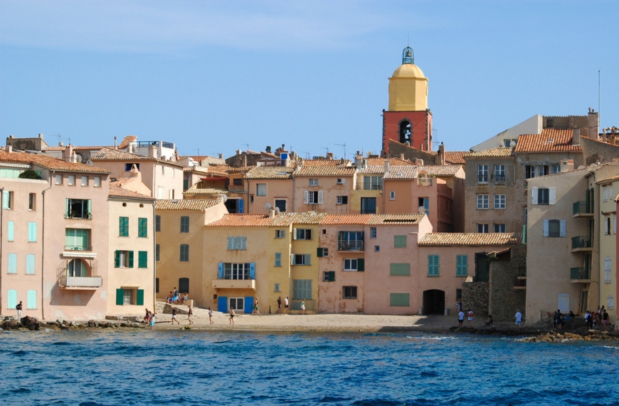 Plage de la Ponche : petite plage au pied de la citadelle