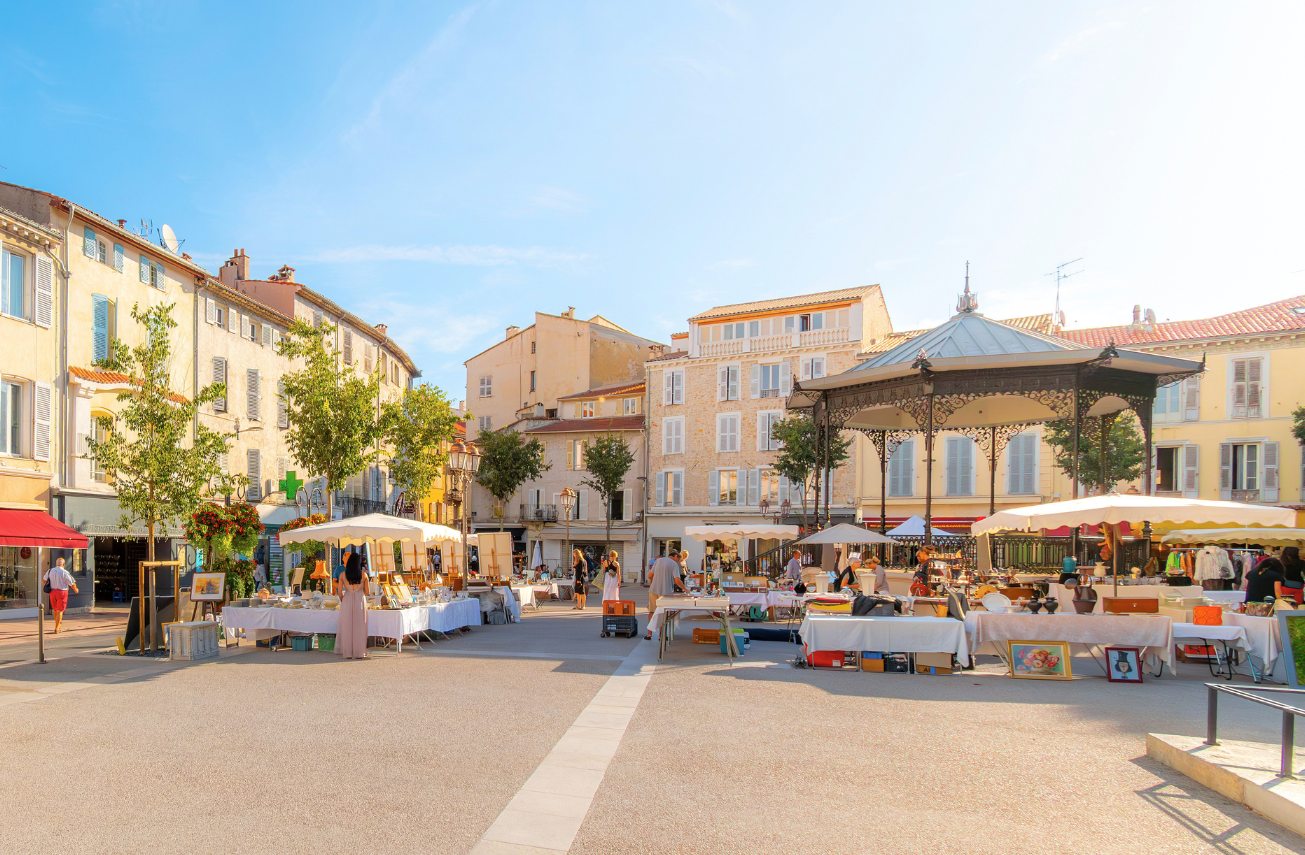 Flâner dans la vieille ville, les lieux culturels et les marchés provençaux