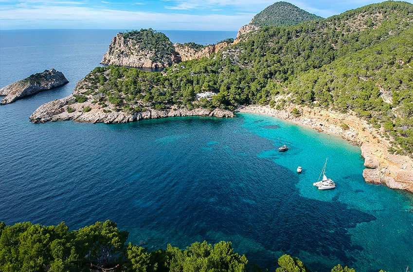 1. Destination Ibiza pour un été en famille chic et festif