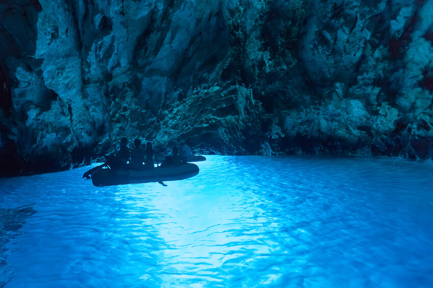 1) Explorer la grotte bleue à Biševo