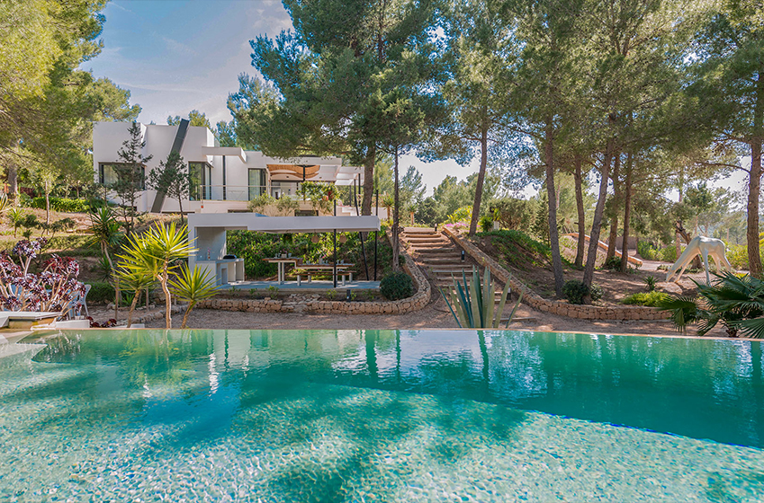 Où séjourner : location de villas avec piscine chauffée à Ibiza